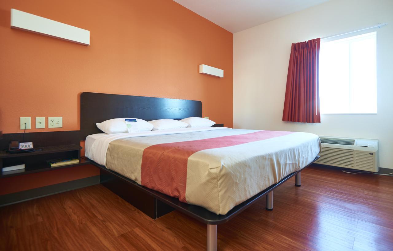 Deluxe King Room - Non-Smoking