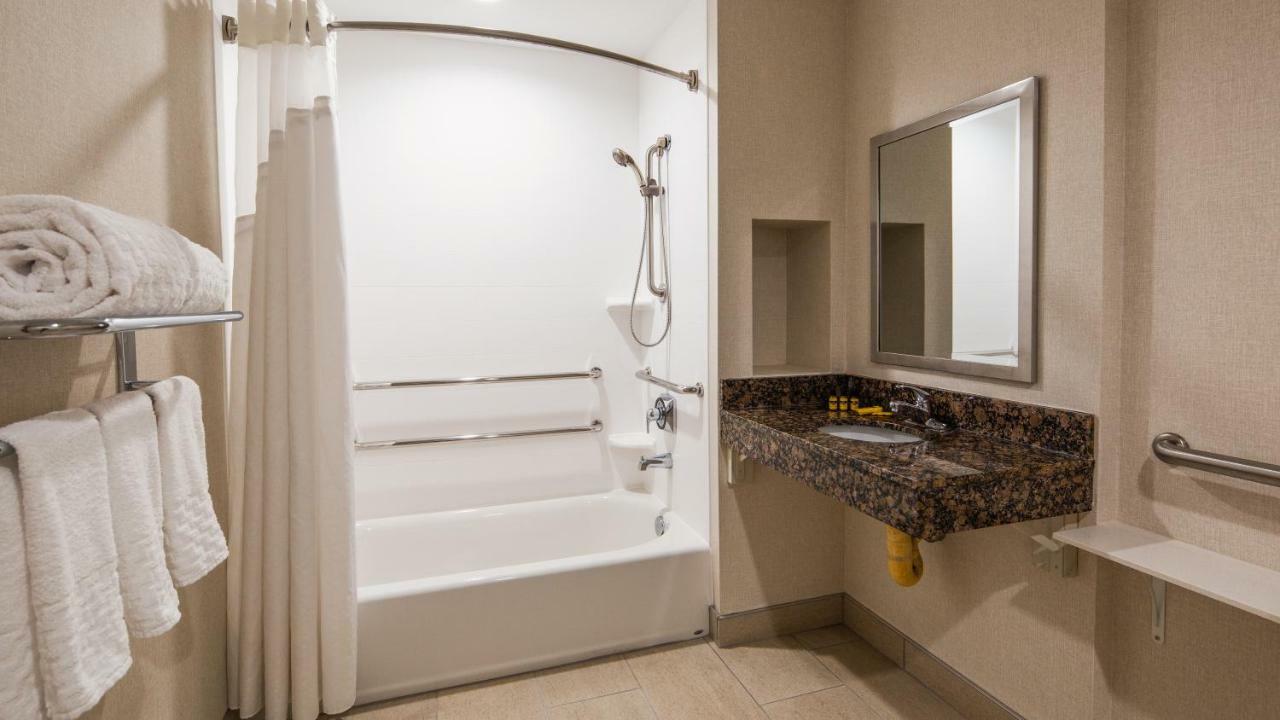 Queen Room with Bath Tub - Disability Access