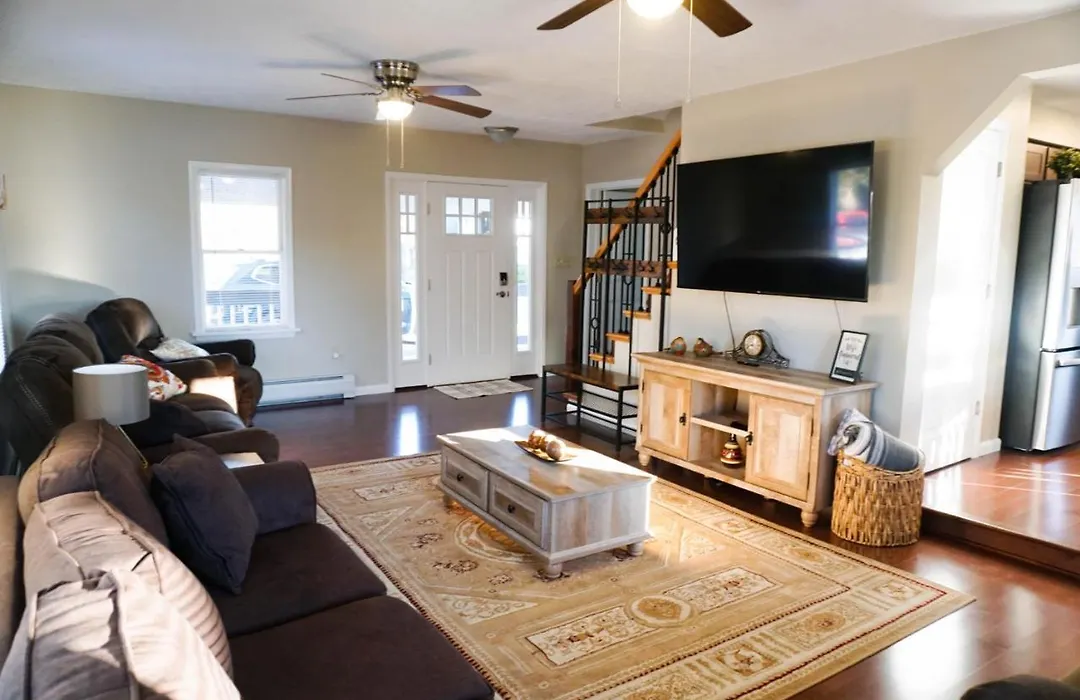 Newly Renovated 3 Bedroom House In The Heart Of Tannersville-1