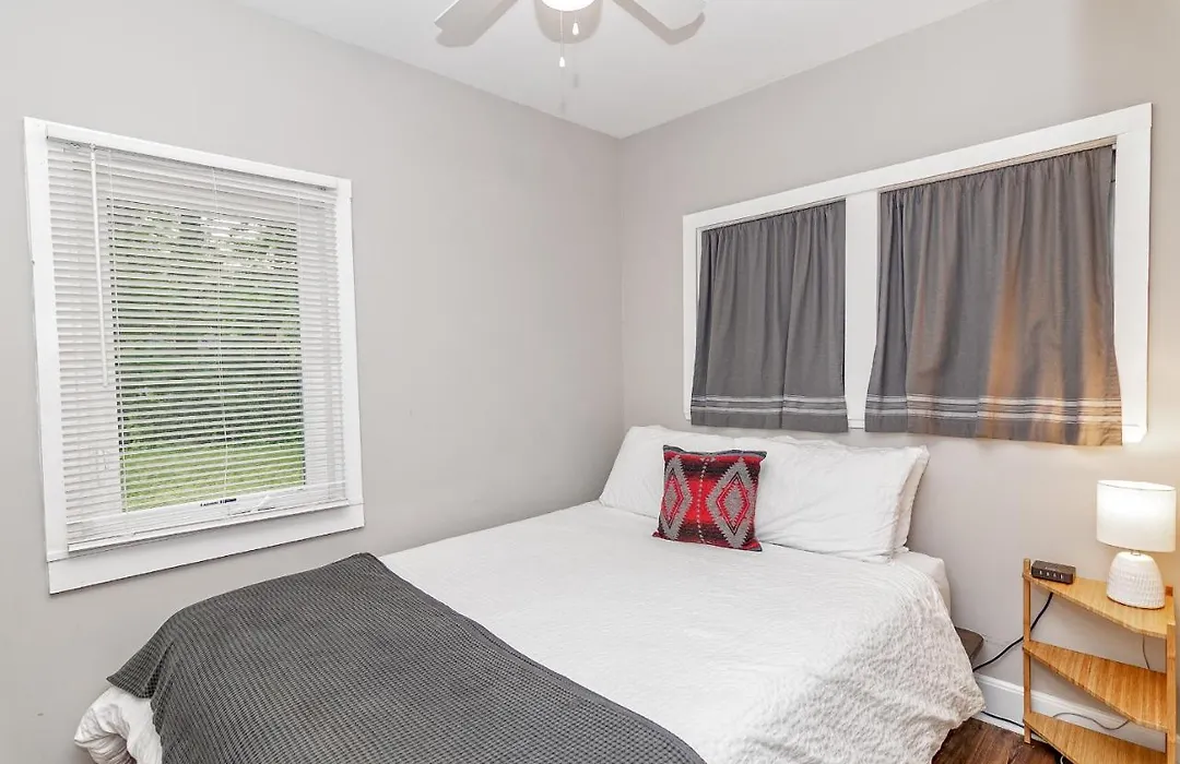 Camelback Cottage - On One Acre & Near Local Attractions-1