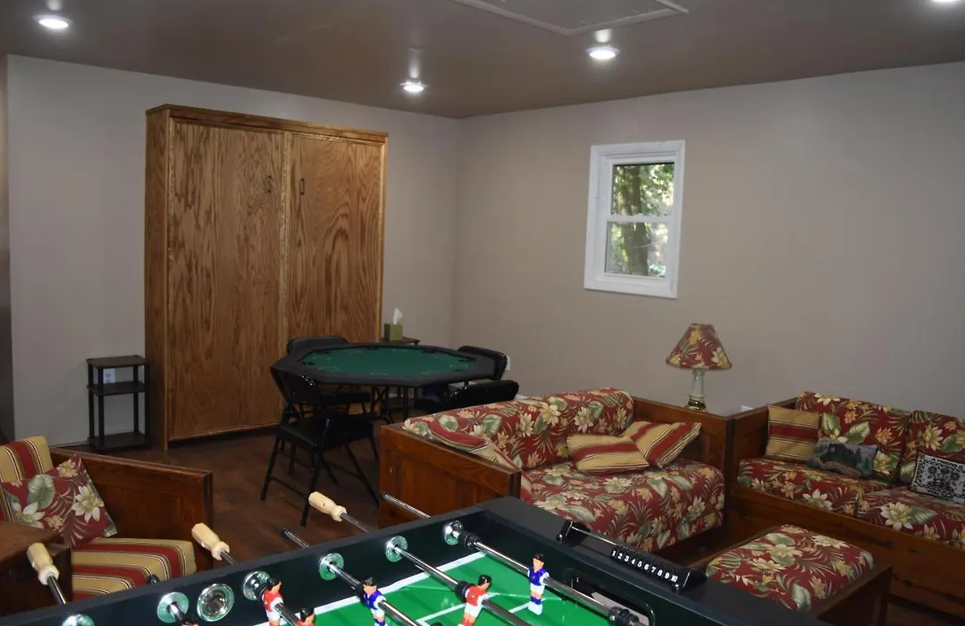 4 Bdr Lake Harmony Mountaintop Chalet With Covered Deck-1