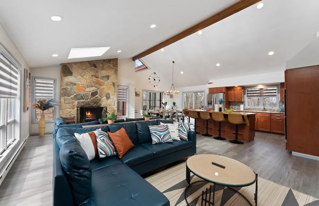 Open Concept & Stylish-Hottub-Sauna-Billiard-Poker-Bbq-1