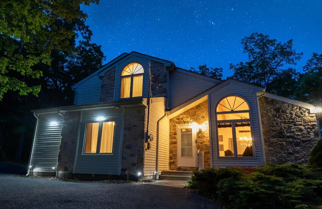 Serenity Falls - Stylish 4Bdr Mountain Retreat, Hot Tub, Pool-1
