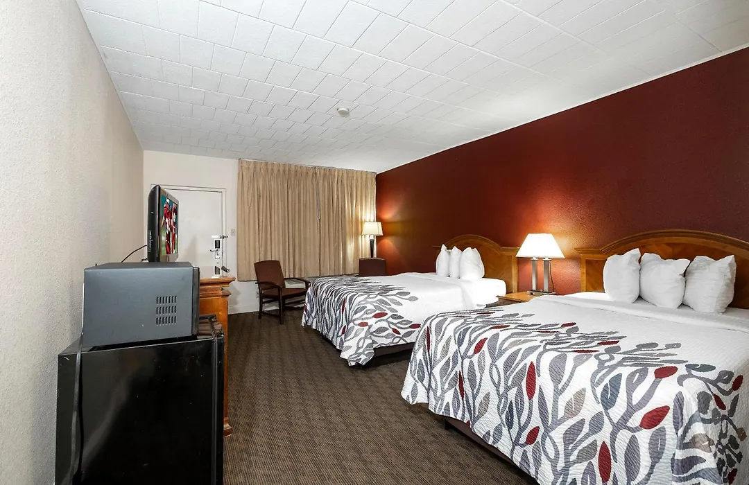 Red Roof Inn & Suites Hazleton-1