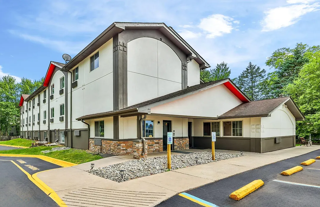 Super 8 By Wyndham East Stroudsburg - Poconos-1