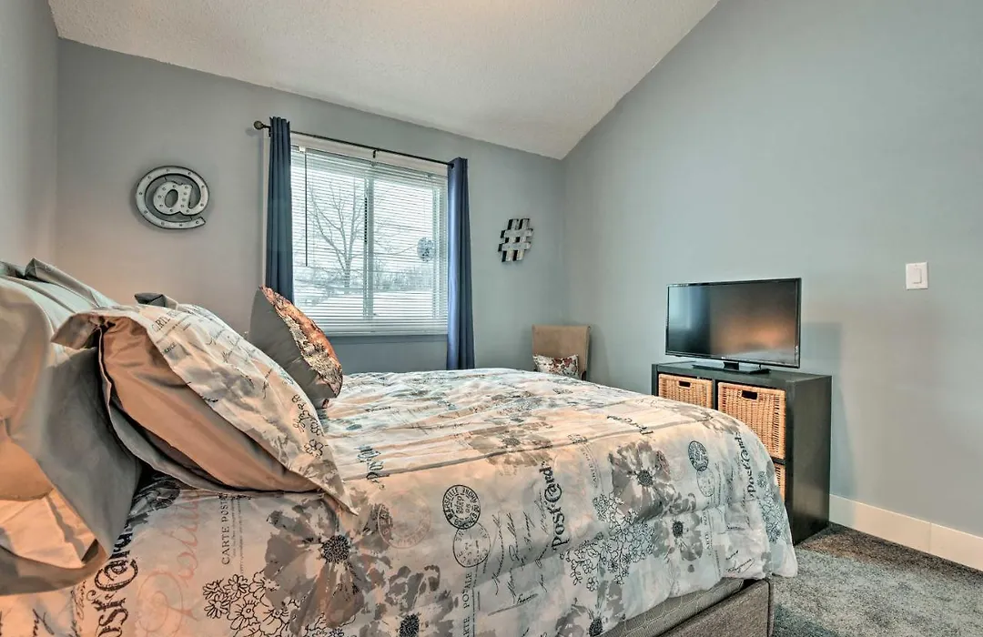 Near Mt Airy Casino: Mount Pocono Condo W/ Balcony-1