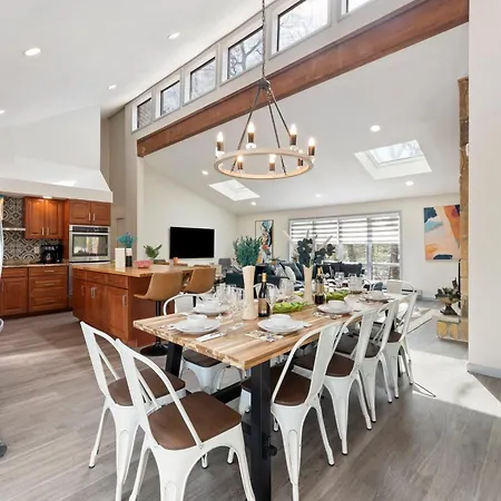 Open Concept & Stylish-Hottub-Sauna-Billiard-Poker-Bbq-3