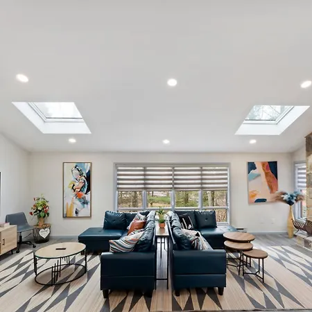 Open Concept & Stylish-Hottub-Sauna-Billiard-Poker-Bbq-2