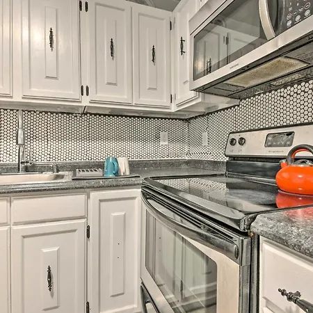 Near Mt Airy Casino: Mount Pocono Condo W/ Balcony-3