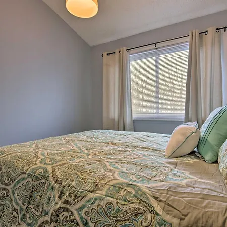 Near Mt Airy Casino: Mount Pocono Condo W/ Balcony-2